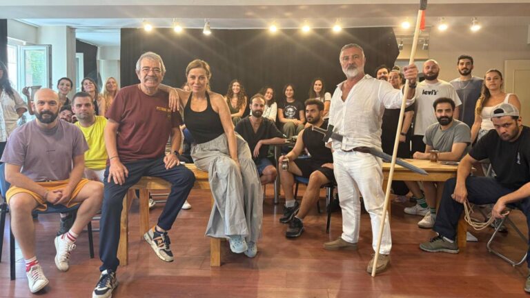 ertugrul-ozkok-sahnede-yilin-olayi-ve-46-yil-sonra-birlikte-ilk-ozel-fotograf-iSrEnjLJ.jpg