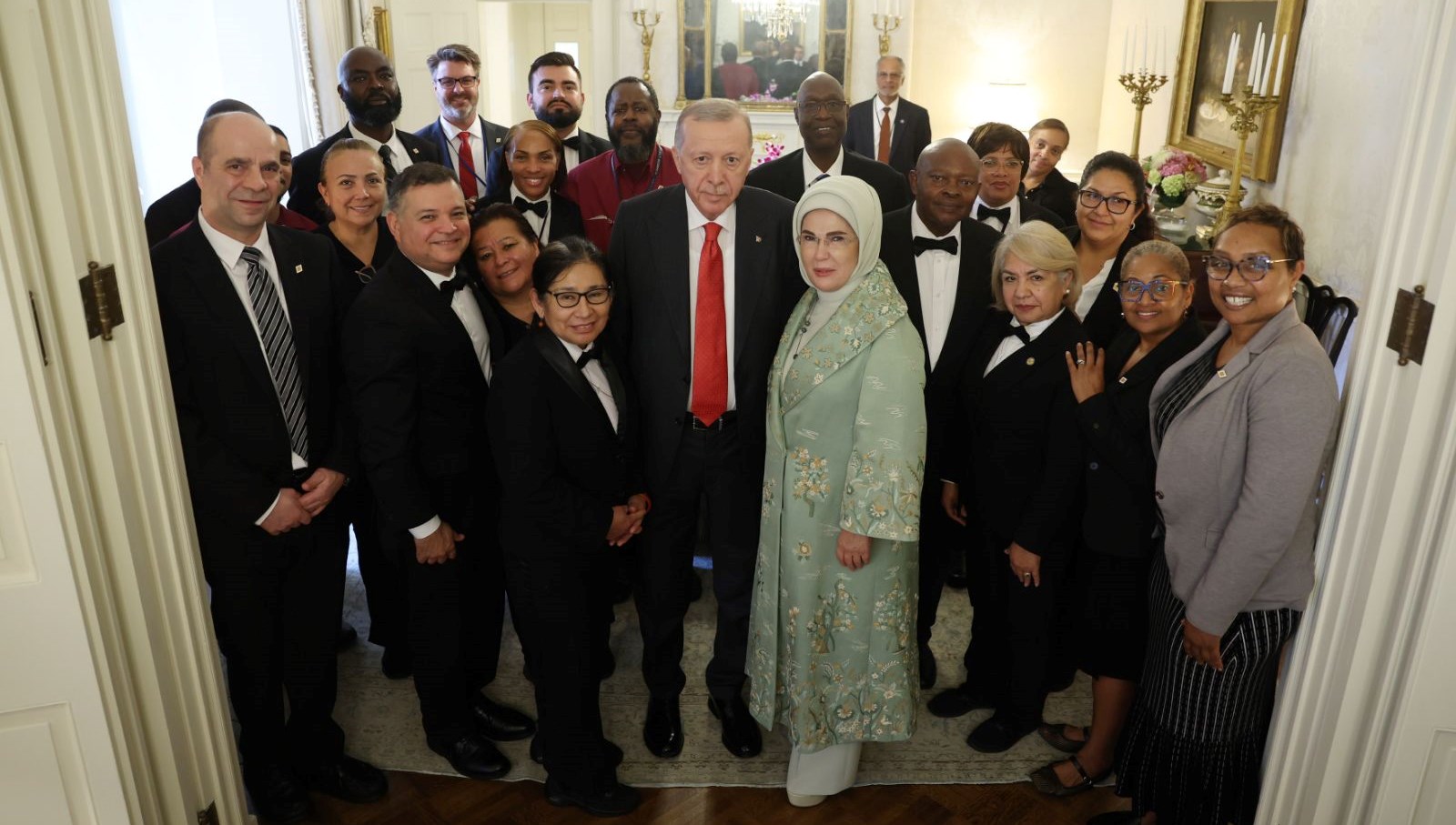 cumhurbaskani erdogan blair house calisanlariyla hatira fotografi cektirdi N8CrMsFS