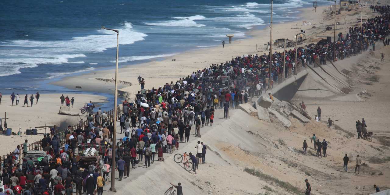 gazzeliler evlerinin enkazi uzerine cadir kuruyor iBv94v1i
