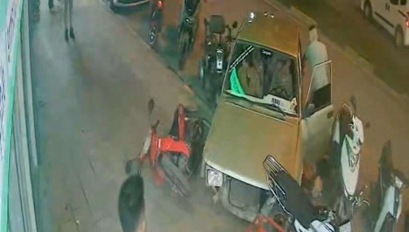 kaza yaptiklari araci birakip kactilar AH5Veptc.jpg