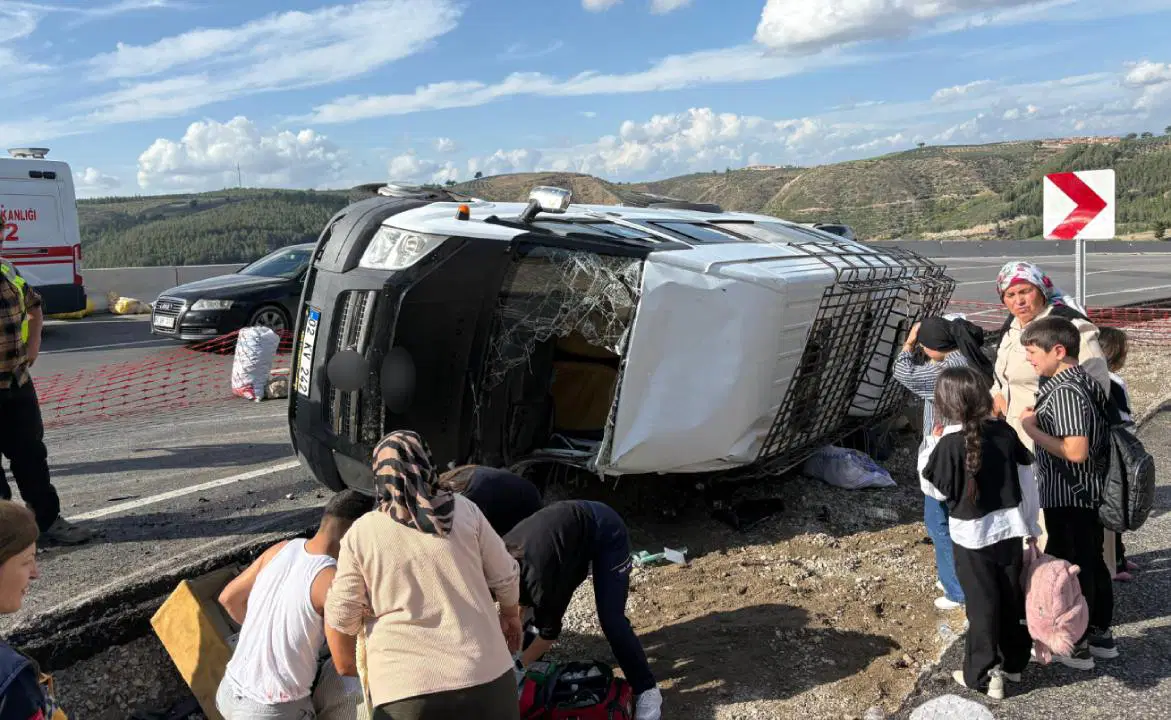 osmaniyede feci kaza yolcu minibusu sarampole devrildi cok sayida yarali var iDpx1jVJ.jpg