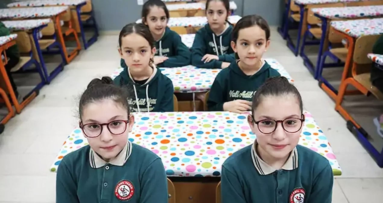 21 ikiz ayni okulda ZfcMPdYC.jpg