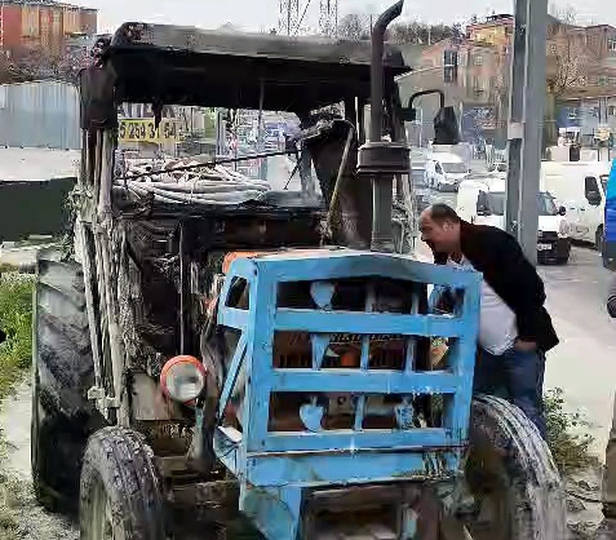 Avcılar’da Park Halindeki Traktörde Yangın Çıktı