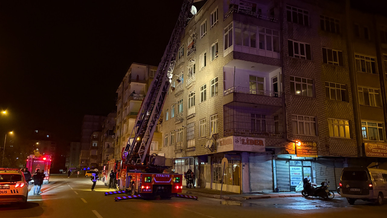 Kayseri’de Apartman Yangını Panik Yarattı, Vatandaşlar Balkonlara Çıktı