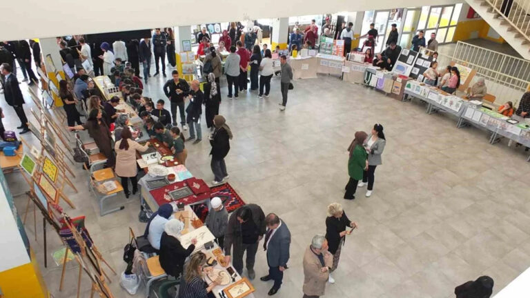 ogrencilerin-yil-sonu-sergisi-yogun-ilgi-gordu-RHUycRWf