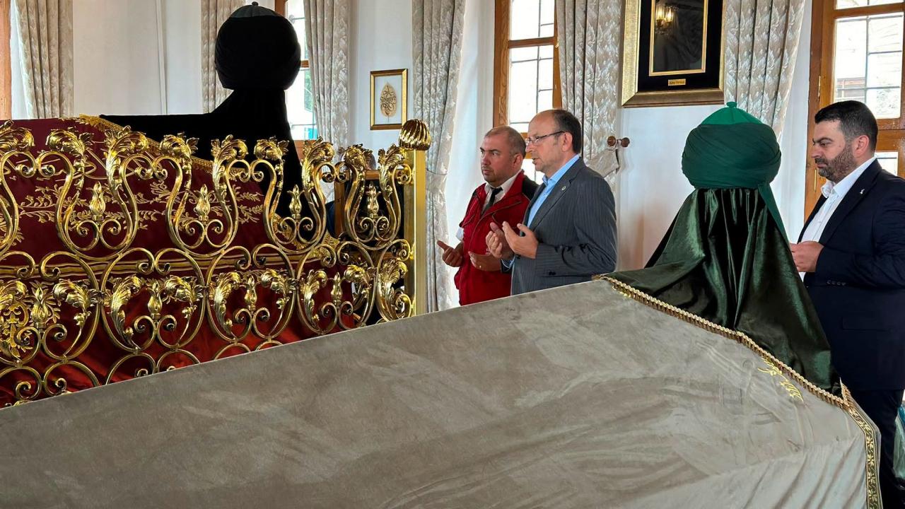 Bursanin manevi sahsiyetlerinden uft de hazretleri kabri basinda yad edildi u33kI6P7